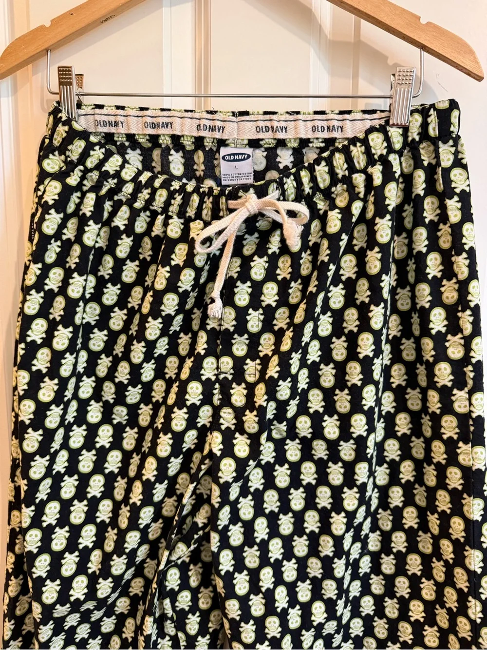Men’s skull print old navy pajama pants, size large